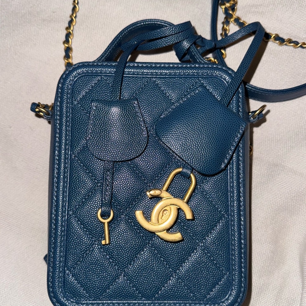 CHANEL Filigree VERTICAL RARE - Picture 7 of 7